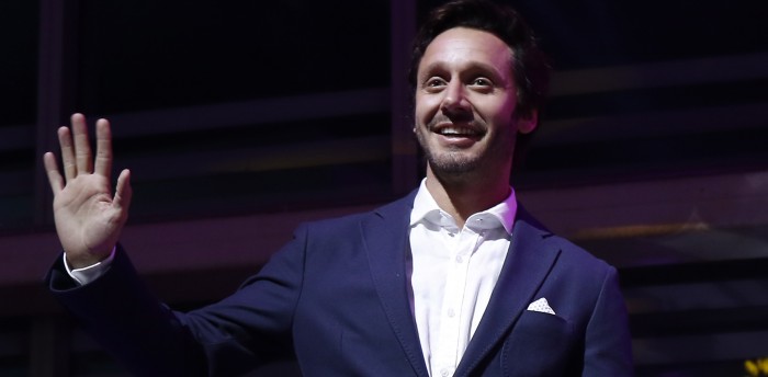 Benjamín Vicuña modificó su apariencia para nueva serie española: perforó sus orejas