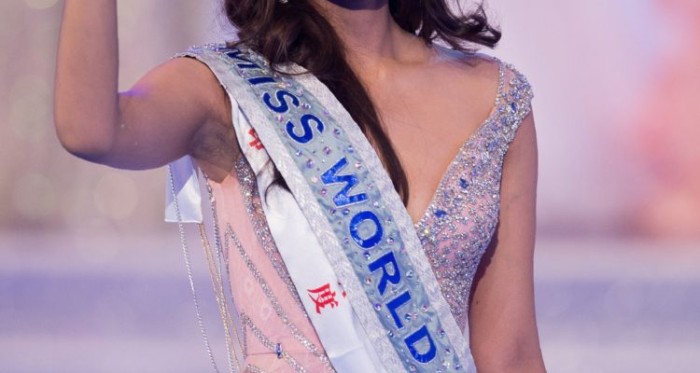 La increíble historia de inmigrante que fue Miss Mundo y actualmente trabaja en bencinera