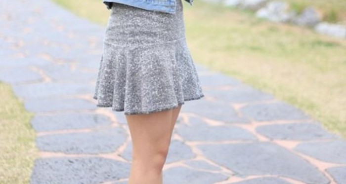 Hombre quiso grabar bajo las faldas de mujeres y le explotó la cámara: la tenía en su pie