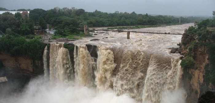 Hombre escaló en medio de catarata para tomarse la mejor selfie: terminó cayendo al río