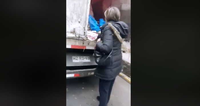 Graban a mujer que amenazó con cuchillo y martillo a trabajadores mientras recogían basura