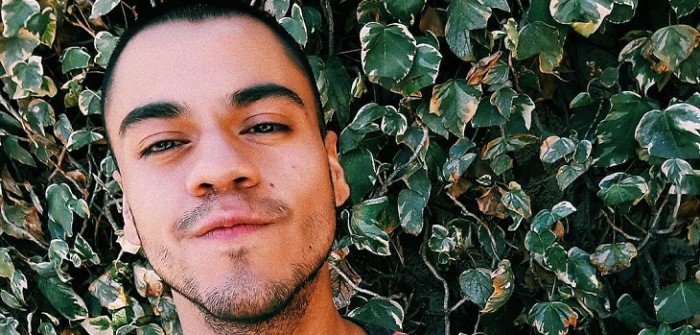 Camisa y vestido: Kevin Vásquez cautivó con look andrógino en lanzamiento de Vesta Lugg