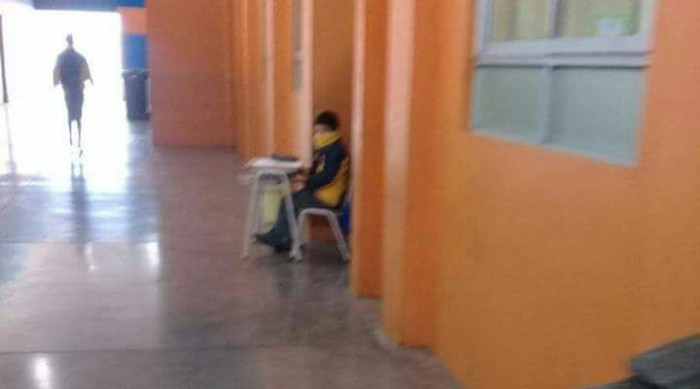 Madre acusa que hijo tuvo que terminar prueba en pasillo con -2ºC 
