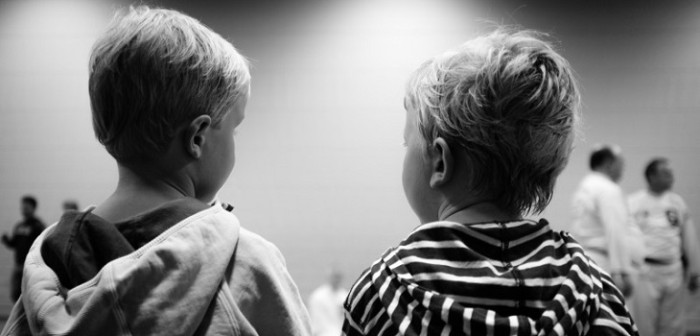 Madre se ausentó durante algunos minutos y niños consiguieron un envidiable 'bronceado'