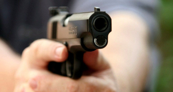 Delincuente murió tras recibir disparo en intento de robo: lo dejaron afuera del hospital