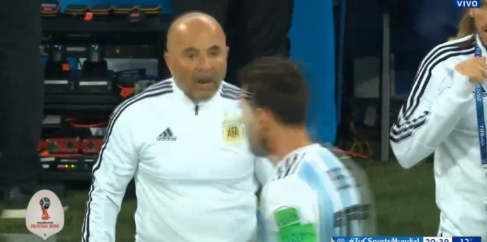 ¿Quién dirige a quién? medio asegura que Sampaoli consultó a Messi para realizar cambio