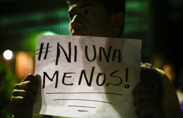 Investigan femicidio en España: mujer fue estrangulada y colgada del techo