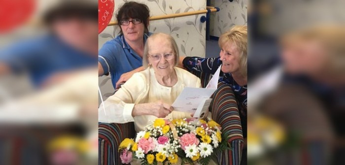 Abuelita que cumplió 100 años reveló su secreto para la longevidad... cerveza y galletas