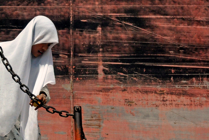 Joven de 15 años violada por su hermano en Indonesia fue condenada a prisión por abortar