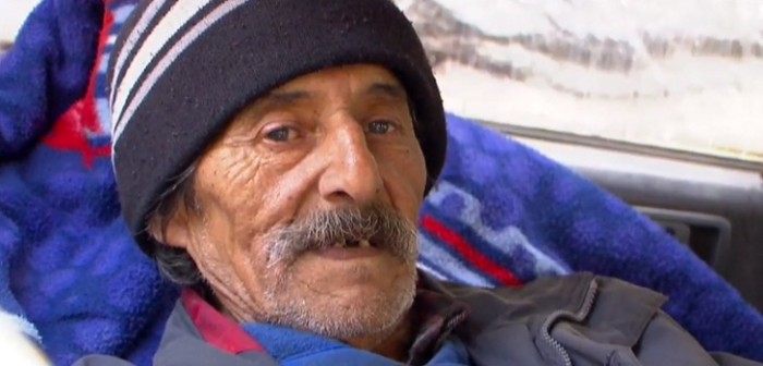La triste historia de un anciano que duerme sentado al interior de un auto en Valparaíso