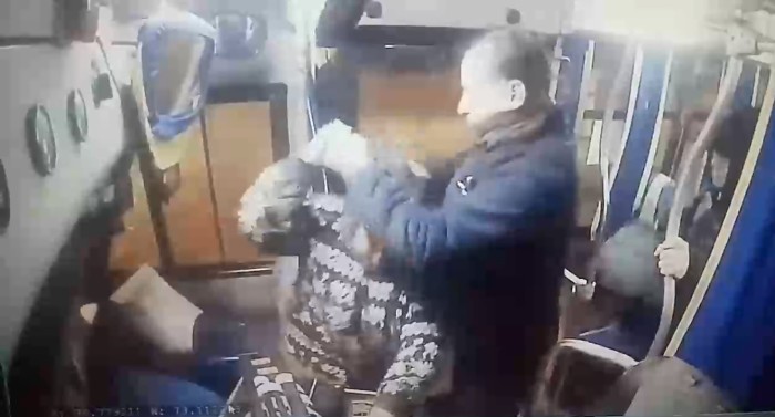 Chofer penquista enfrentó con golpes y patadas a hombre que intentó robarle en su micro