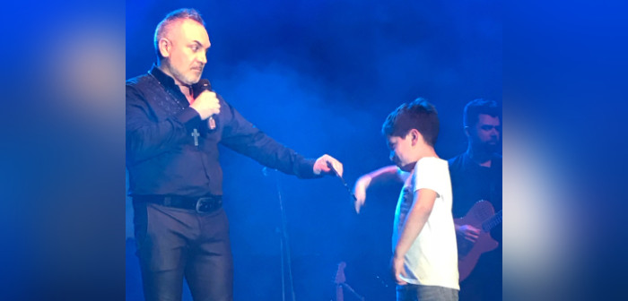 Se tomó del escenario: niño se robó la película en show de Luis Jara con particular baile