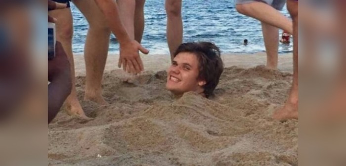 Joven enterró sus pies bajo la arena en la playa: contrajo extraña infección y parásitos