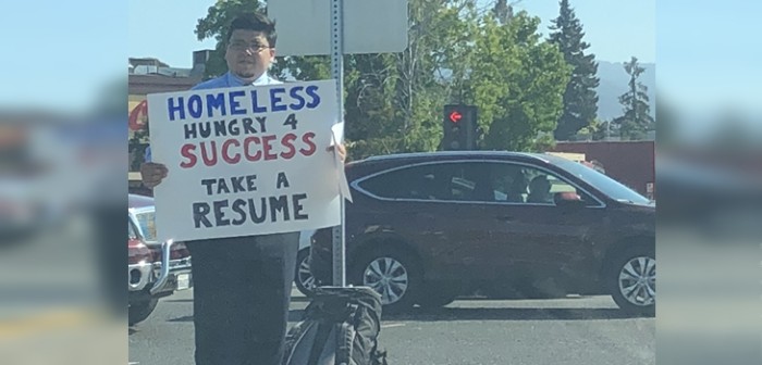 Joven sin hogar es viral tras pararse en esquina a repartir CV: ahora le llueven ofertas