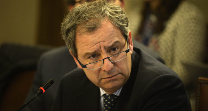 Ministro Varela es criticado por sugerir hacer un 'bingo' para arreglar techos de escuelas