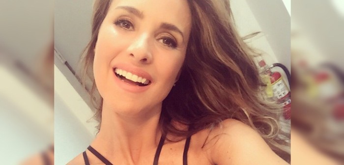 ¿Su versión adolescente? Veraniega postal muestra gran parecido de Angélica Castro e hija