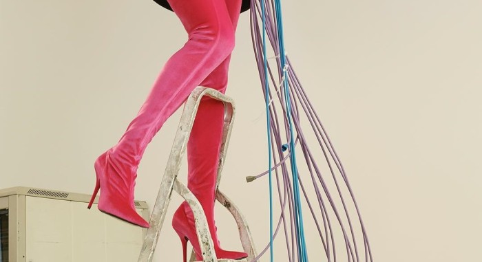 Balenciaga lleva sus Crocs a otro nivel y tiene un éxito rotundo: les puso taco