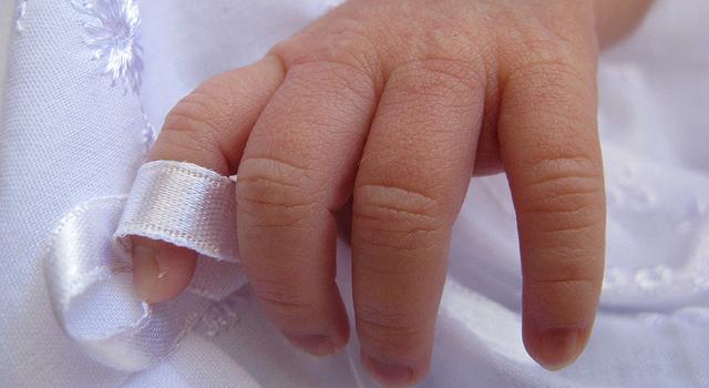 Bebé de 5 meses está en riesgo vital tras graves lesiones que le habría provocado su padre