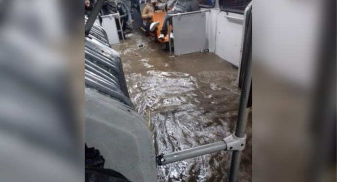 A levantar los pies: video capta insólito momento en que bus del Transantiago se inunda