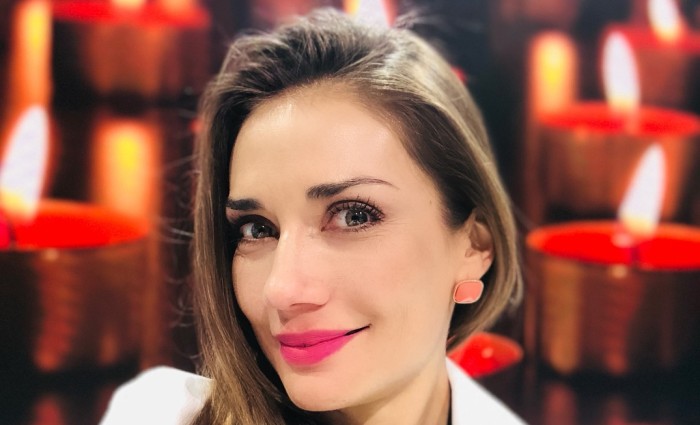 Carola de Moras es 'maestra chasquilla' en su casa: pintó pared y le llovieron los piropos