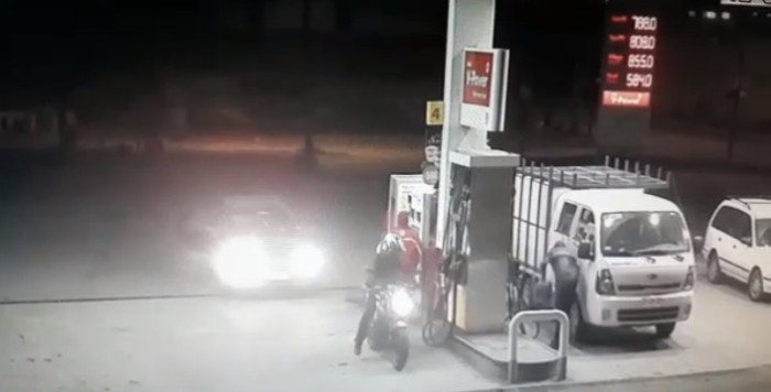 Enfrentamiento entre delincuentes y Carabineros en medio de asalto dejó 2 heridos a bala