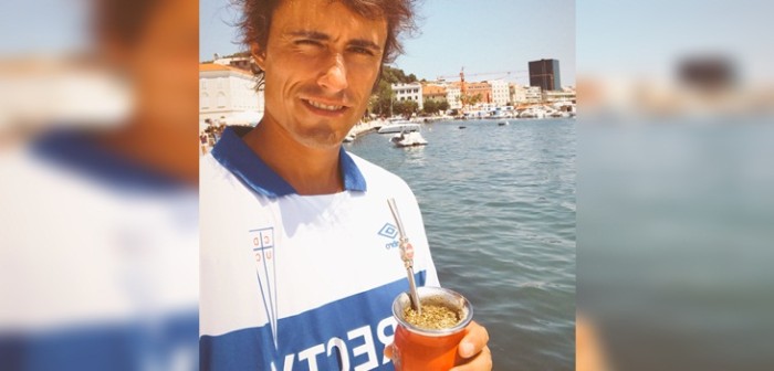 Periodista chileno zafó de tenso control policial en Croacia por tener camiseta de la UC