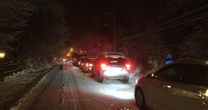 “Una pesadilla blanca”: nieve aisló a buses y familias en sector de Termas de Chillán