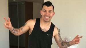 Una pequeña fashionista: hija de Gary Medel luce traje de baño de prestigiosa casa de moda