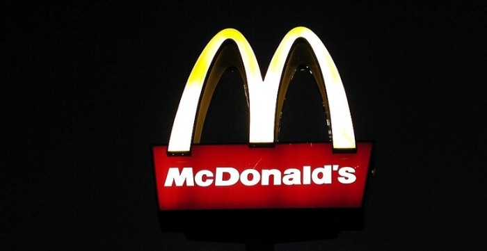 Todo por una bebida: registran a empleada de McDonald’s propinando golpiza a una clienta