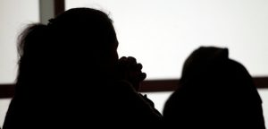 Mujer denunció que fue violada por ladrón que entró a su casa: botín habría sido $10 mil