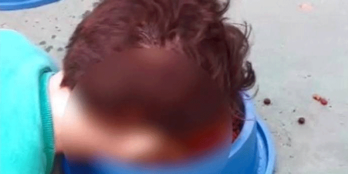 Espantoso: madre obliga a su hijo discapacitado a comer en plato de perro y se ríe de él