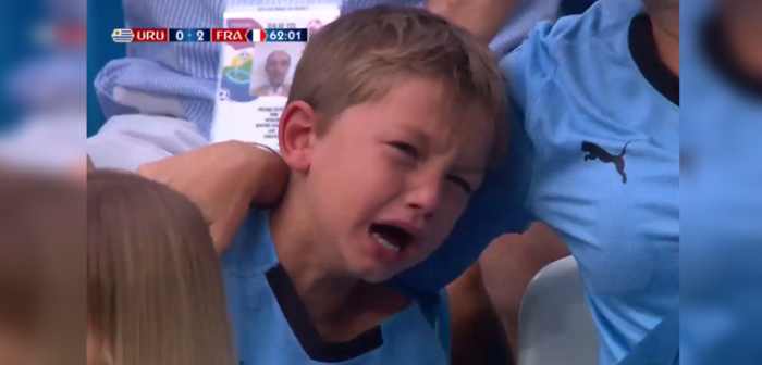Captan desconsolado llanto de mini hincha charrúa en la derrota de Uruguay en el Mundial