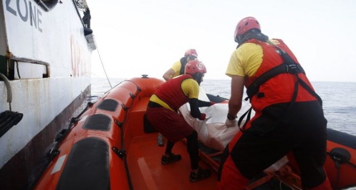 De milagro: rescatan a mujer aferrada a un barco junto a cuerpos de una adulta y un niño