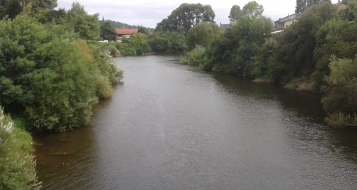 Hallan vivo a hombre que desapareció tras caer desde puente mecano en Los Ríos