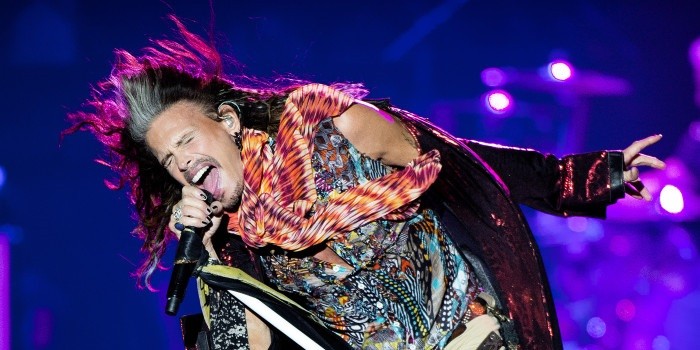 El fuerte empujón de vocalista de Aerosmith a fan que quiso tomarse una selfie con él