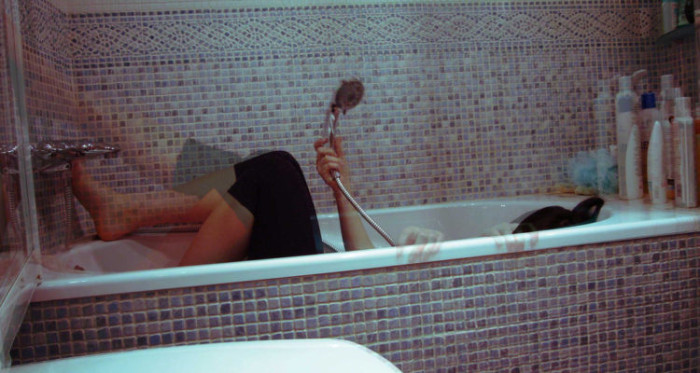 Investigan caso de mujer que salió de la ducha y murió electrocutada tras tocar lavadora