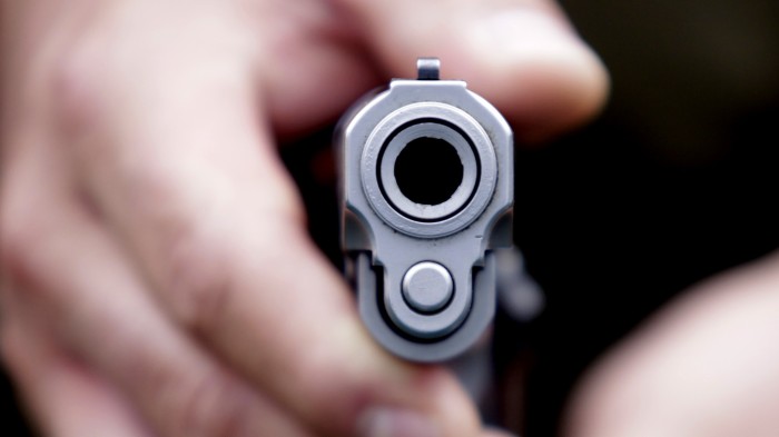 Video muestra cómo dueño de minimarket repelió atraco a mano armada solo con un palo