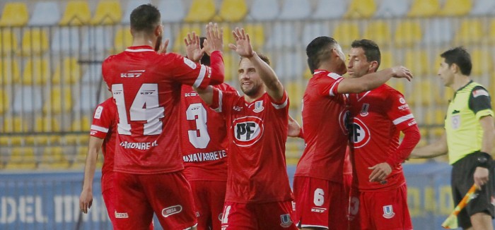 Hilarante caída: camillero tenía una sola misión en partido del torneo nacional y falló