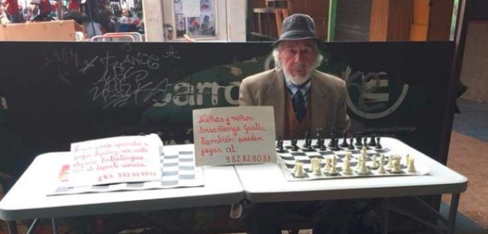 Abuelito que enseña ajedrez gratis se vuelve viral: busca seguir aportando a la sociedad