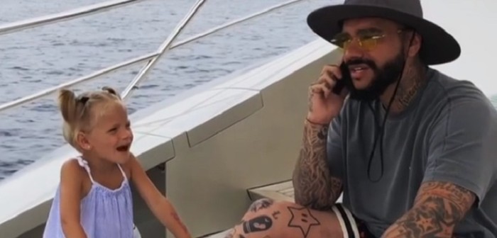 Niña que llamaba la atención de su padre se aburrió ser ignorada: arrojó su celular al mar