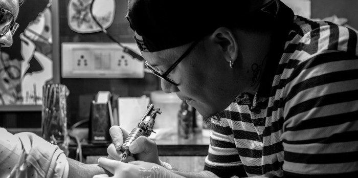 Tremendo fail: hombre se tatuó fecha de su boda para no usar anillo y se equivocó de mes