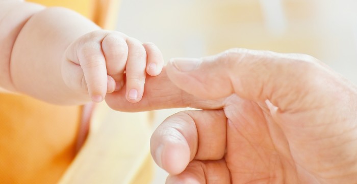 Todo un ejemplo: policía se conmovió con niño que lloraba en hospital y lo amamantó