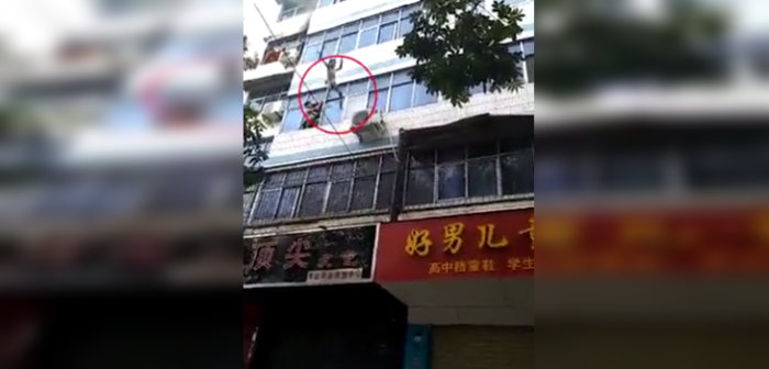 Madre se sacrificó para salvar de las llamas a sus hijos: los lanzó de un cuarto piso