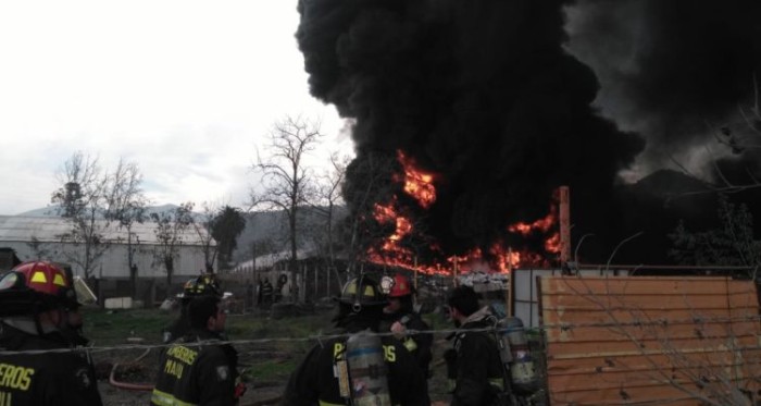 Impactantes imágenes deja gigantesco incendio que afecta a depósito de neumáticos de Maipú