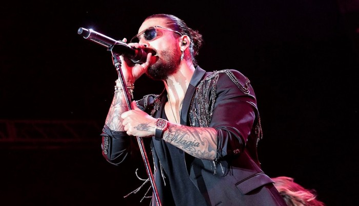 ¿No sabía? Maluma protagoniza 'extraño' beso junto a una bailarina en premios MTV