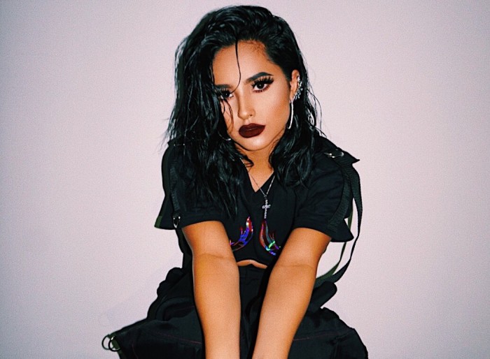 Becky G compartió la rutina de ejercicios que le permite lucir su escultural figura