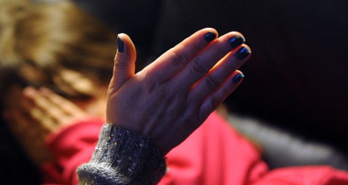 Mujer fue detenida tras intentar asfixiar a su hijo de 2 años: abuela del niño la denunció