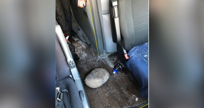 Chofer salvó de milagro luego que el bus que conducía recibiera piedrazo de casi 5 kilos