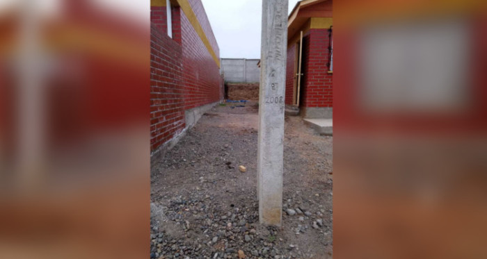 Cosas que pasan en Chile: CGE puso poste en ingreso a casa y cobra $500 mil por sacarlo