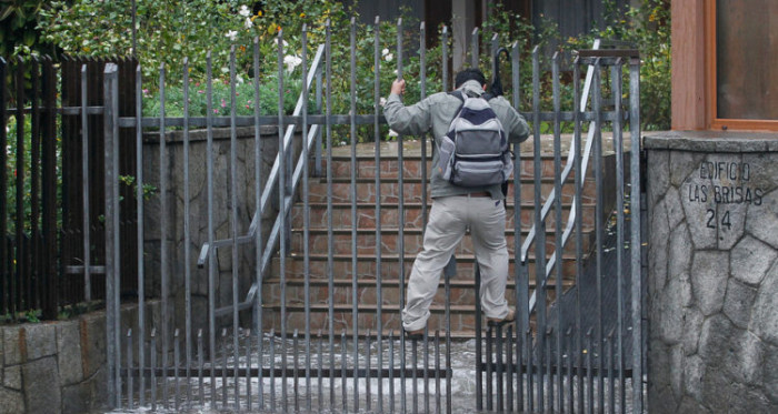 Hombre huyó de control policial, cayó sobre una reja y terminó con las vísceras expuestas